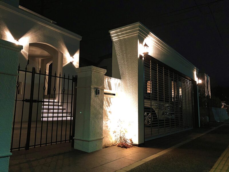 段数の多い階段には蹴込にLED照明を仕込んでます。